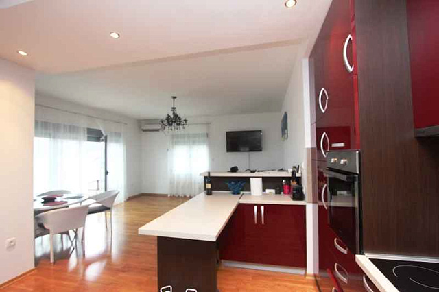 An apartment with seaview in Rafailovici — photo 4